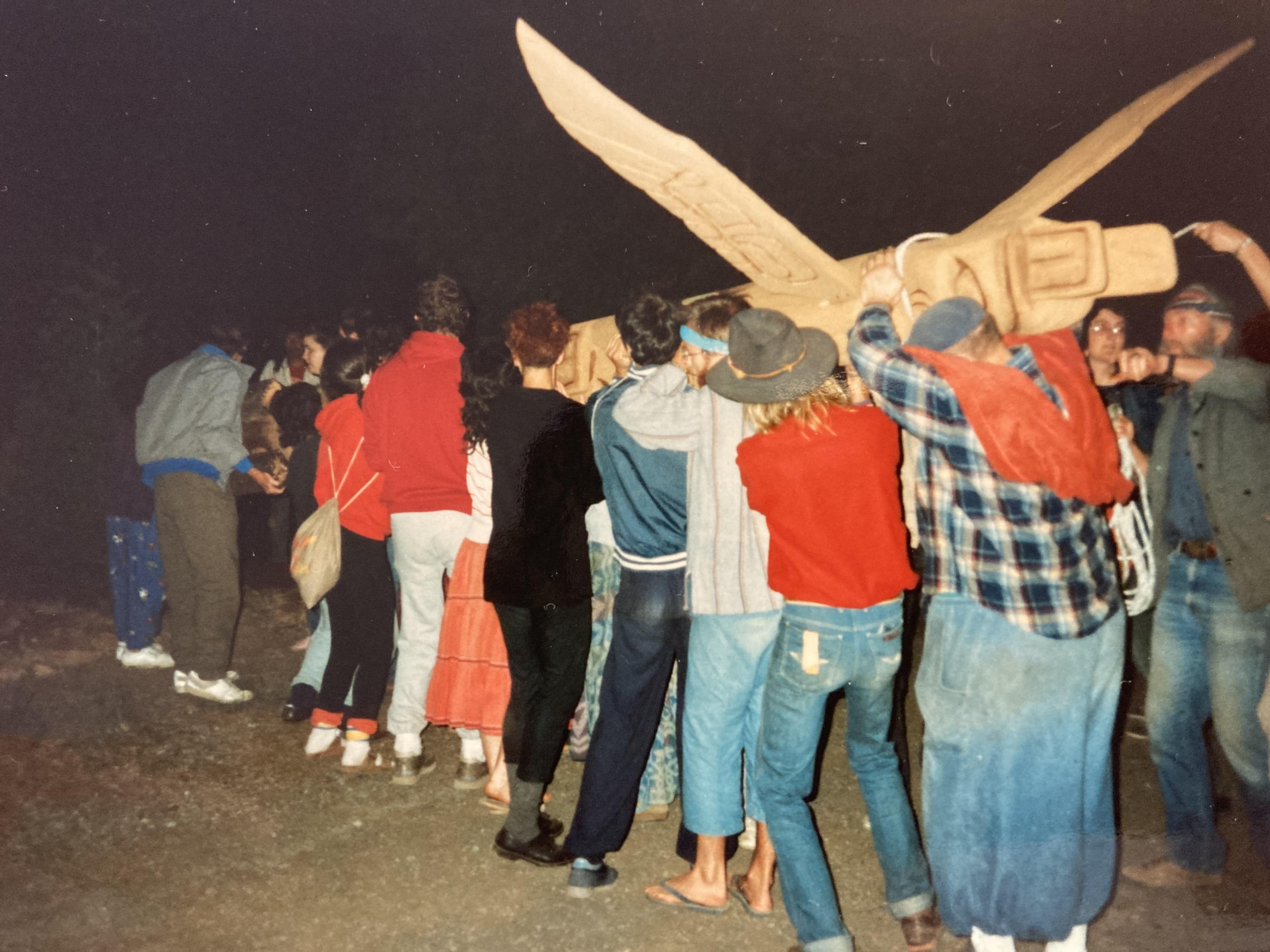 Carrying the Native American carved totem pole to erect it by the Villa (1987)